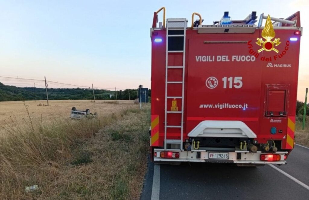Donna finisce fuori strada e si ribalta con l’auto