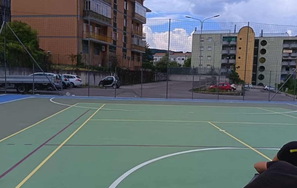 Punto di ritrovo per ragazzi: inaugurato e mai aperto. Lanza: “Il campo polivalente di piazza Venezia sia bene pubblico accessibile a tutti”
