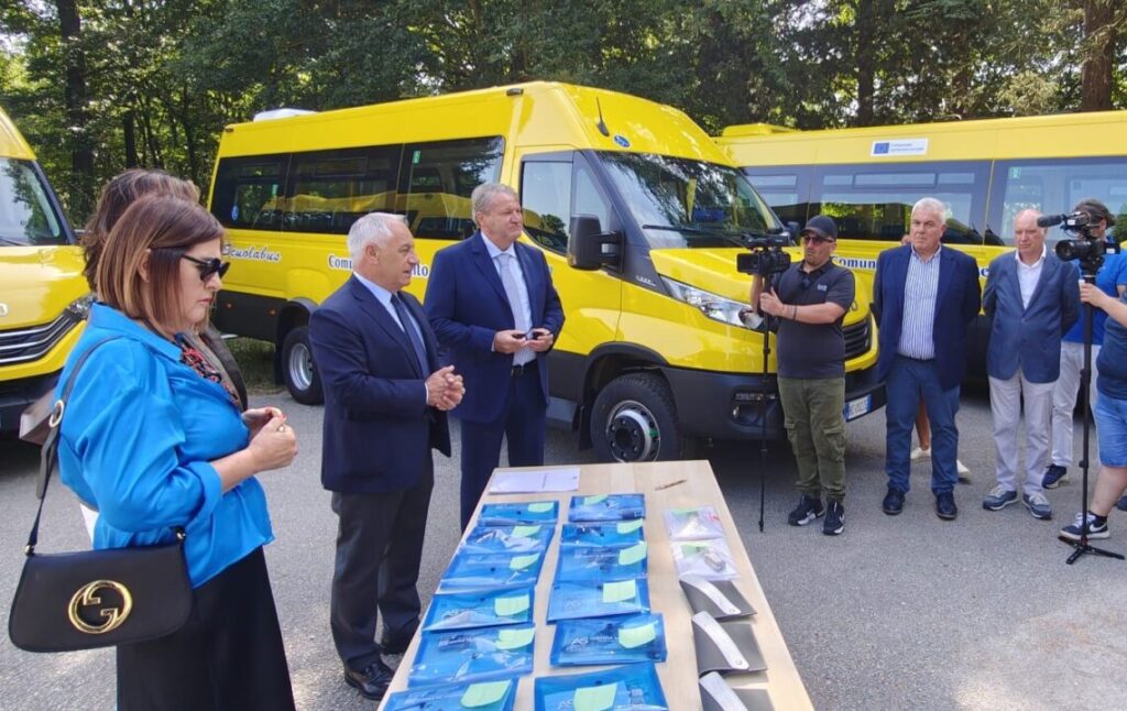 Trasporto sostenibile, consegnati nuovi scuolabus a 17 Comuni e 3 van agli Ats