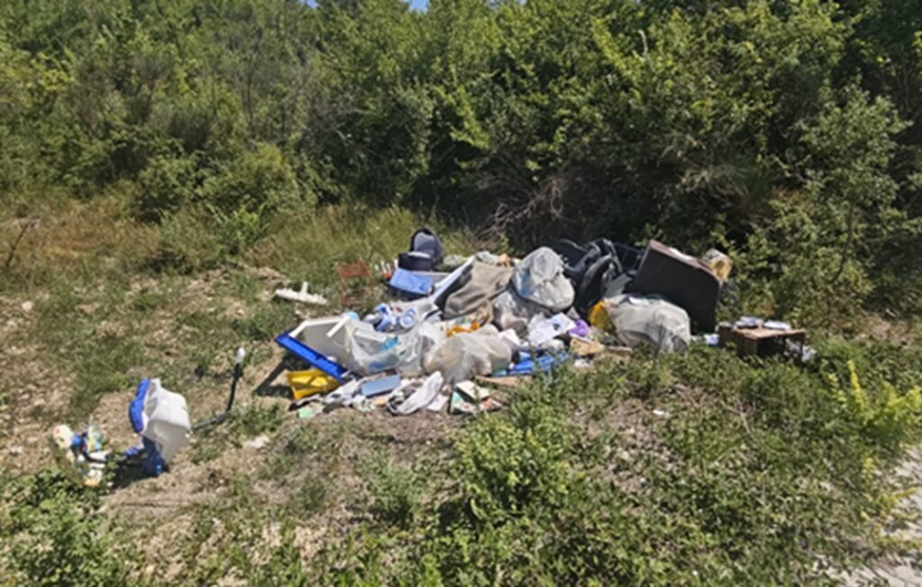 Discarica abusiva in un’area boschiva del paese, denunciate tre persone