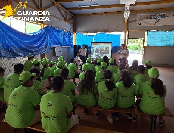 Una “lezione” con la Guardia di Finanza, incontro con i ragazzi del campo scuola “Anch’io sono la Protezione Civile”