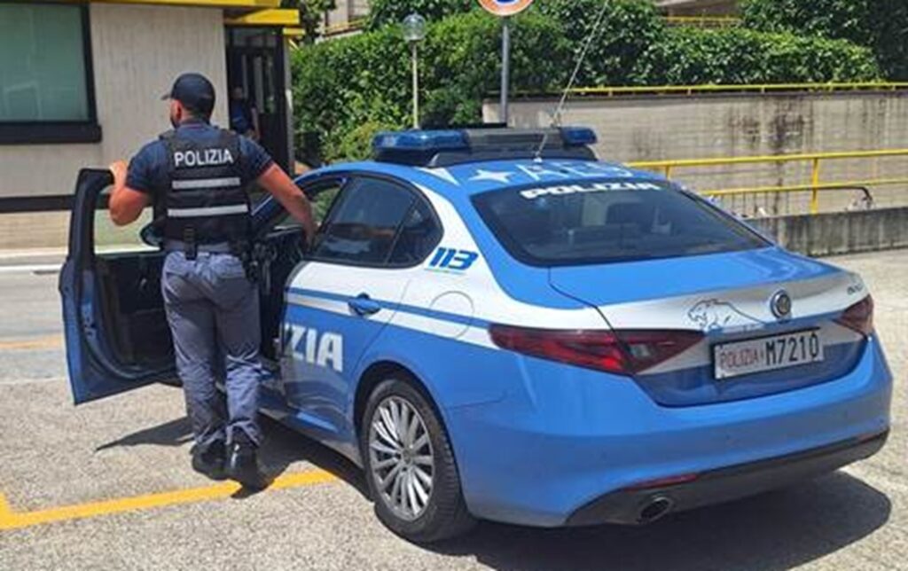 Donna in stato di alterazione rischia di precipitare dal balcone, salvata dai poliziotti