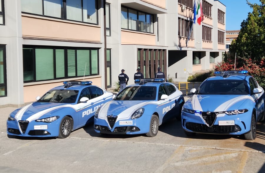 Armi e droga in un’abitazione del centro storico, due arresti. Poliziotti aggrediti durante intervento