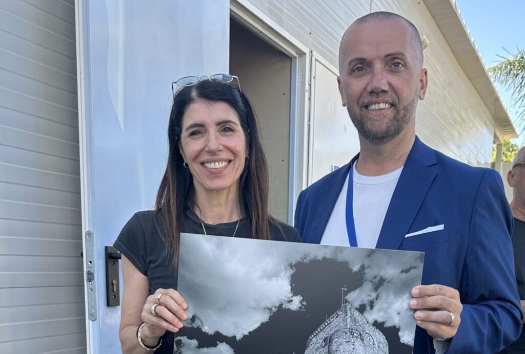 Giorgia a Termoli per la data zero del suo tour estivo, foto con i fan e souvenir dall’amministrazione comunale