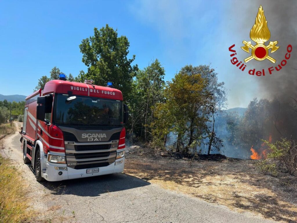 Macchia d’Isernia: bosco in fiamme, in azione mezzi aerei e squadre a terra dei Vigili del Fuoco