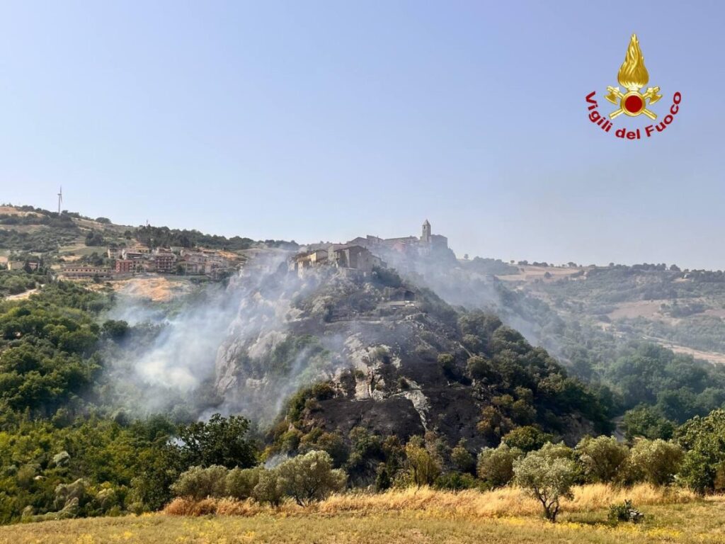 Caldo rovente e forte vento, le fiamme “dilagano” in un terreno alle porte del paese