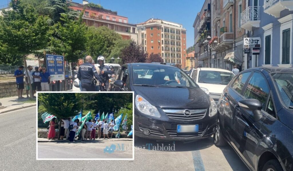 Auto finisce contro i veicoli in sosta, infermieri e operatori sanitari lasciano il sit-it di protesta e soccorrono la conducente
