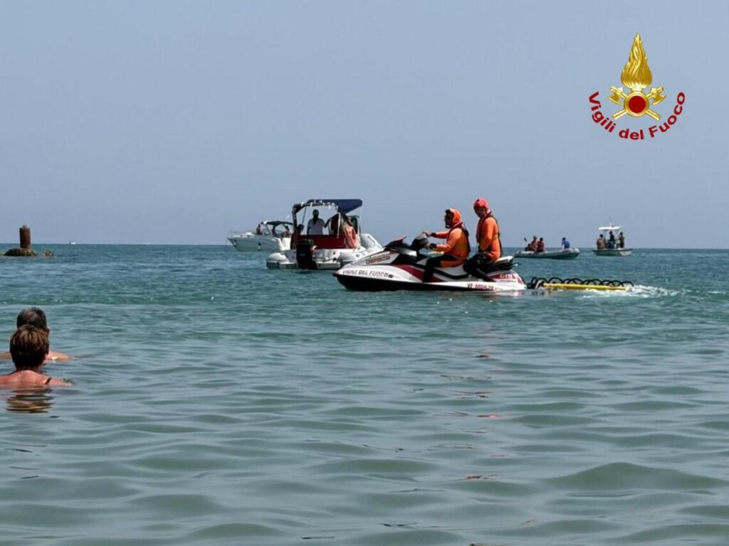 Memorial Antonio Casolino, a nuoto in acque ‘bollenti’: atleti soccorsi da personale dei Vigili del Fuoco