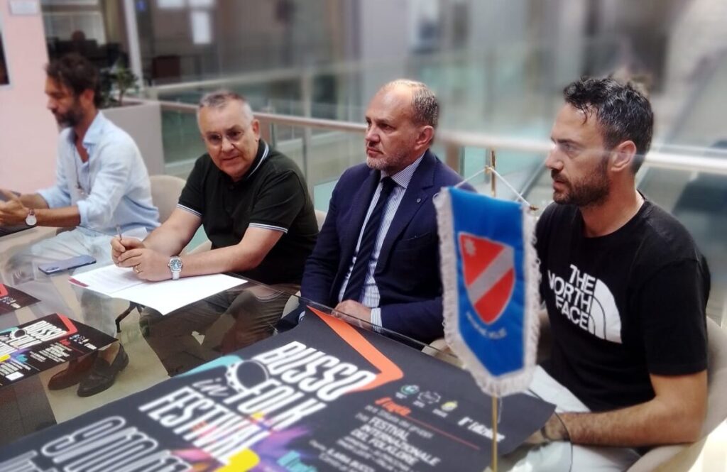 Presentata l’ottava edizione di “Busso in folk”: sei gruppi in sfilata, musica e fari su Montevairano. IL PROGRAMMA