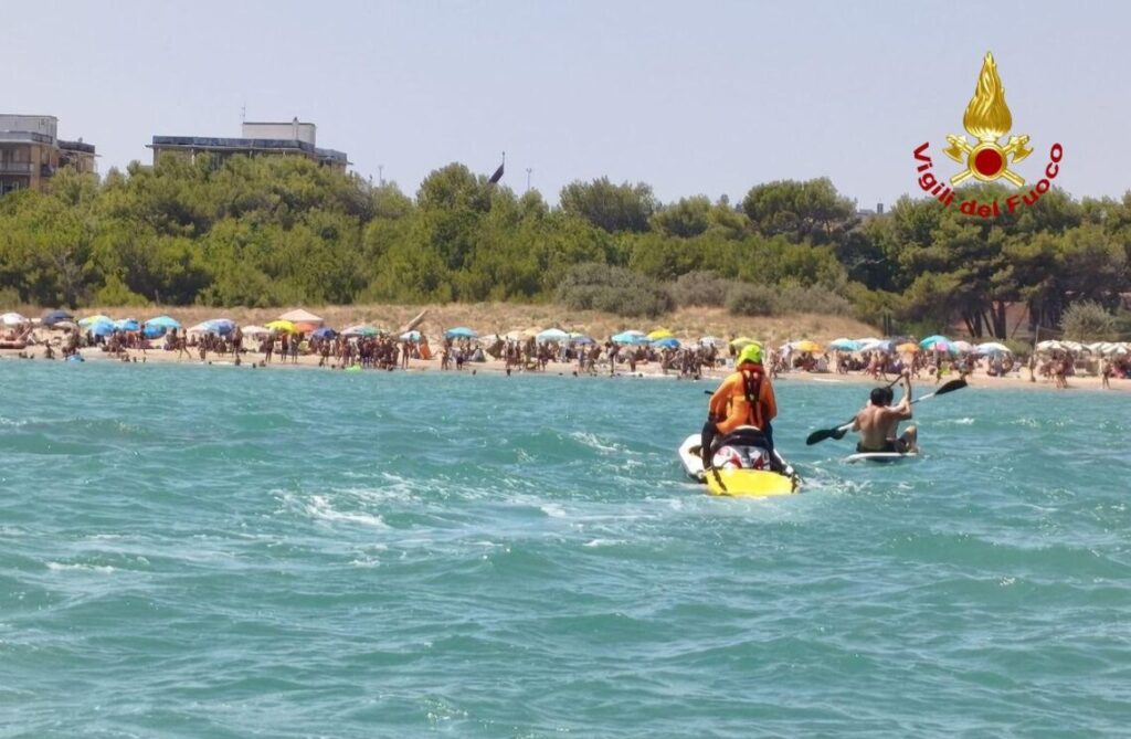Finiscono al largo con il surf e non riescono a tornare a riva, salvati dai Vigili del Fuoco
