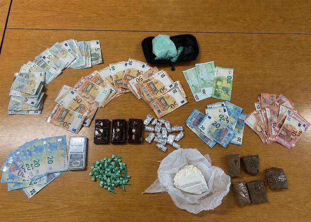 Centrale dello spaccio in un appartamento: sequestrato quasi 1 kg tra coca e hashish, arrestato 60enne