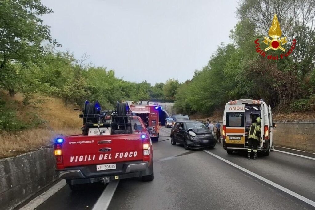 Schianto fatale sulla Ss 87: scontro tra tre auto vicino galleria, deceduta una donna