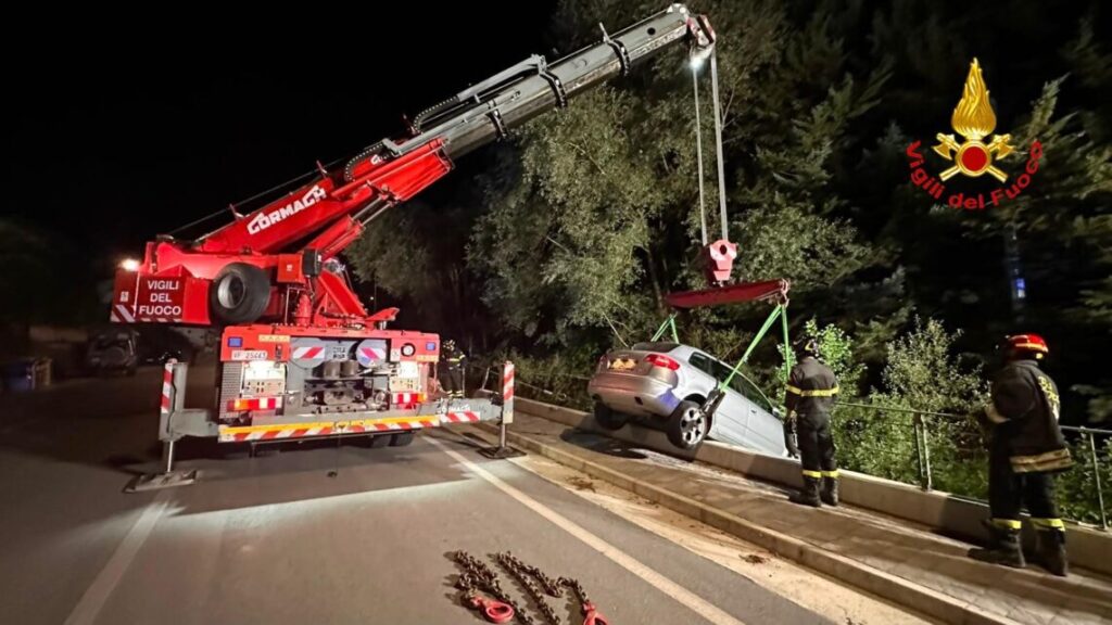 Perde il controllo dell’auto, fine corsa nella vegetazione