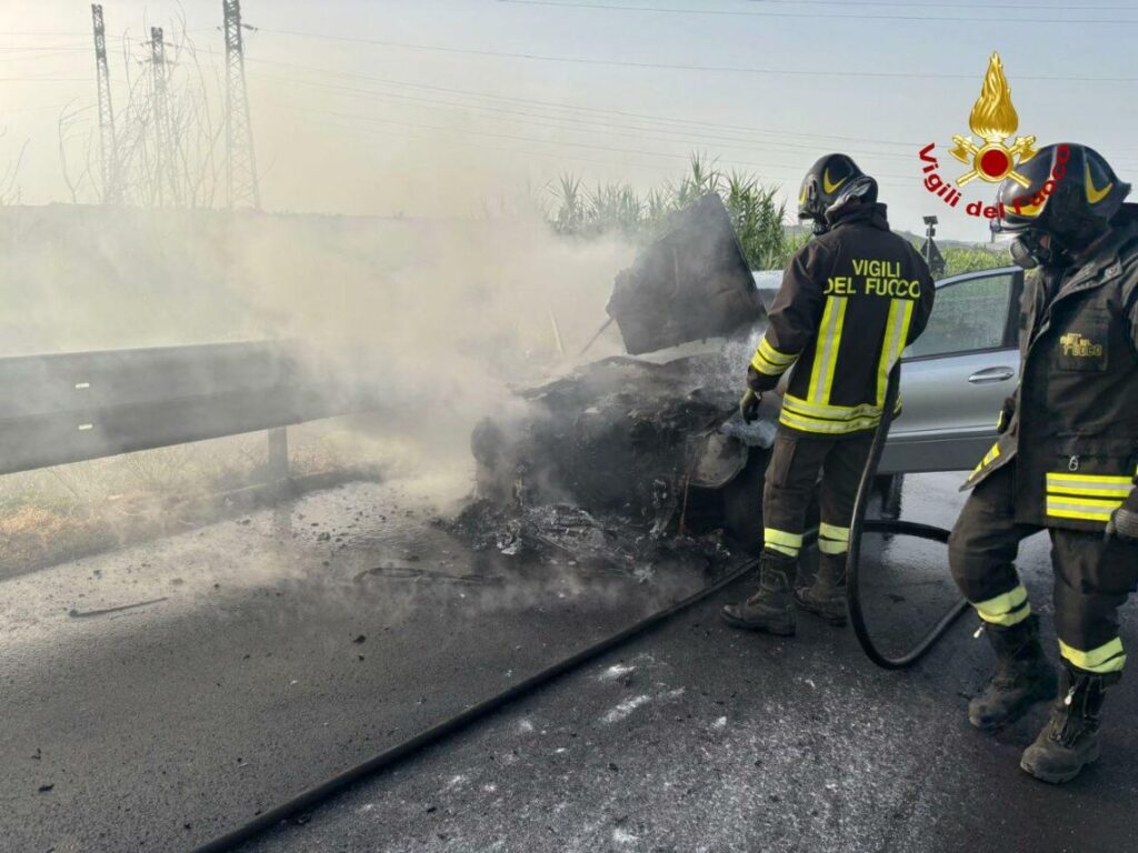 Auto prende fuoco durante il viaggio, paura sulla Statale
