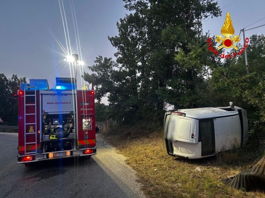 Furgone si ribalta all’alba sulla ‘vecchia’ Venafrana