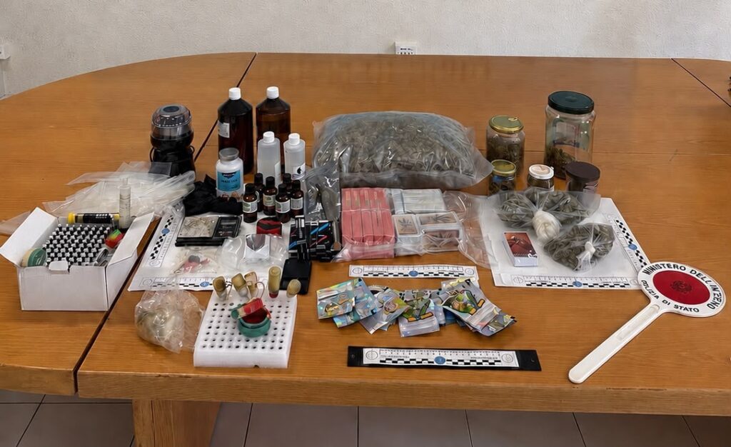 Ricariche d’hashish e marijuana per sigarette elettroniche: scoperti 3,5 kg di droga in un garage. Un arresto