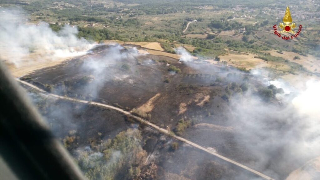 Vasto incendio nella frazione Colle Croce, squadre del 115 in azione con autocisterne e mezzi aerei