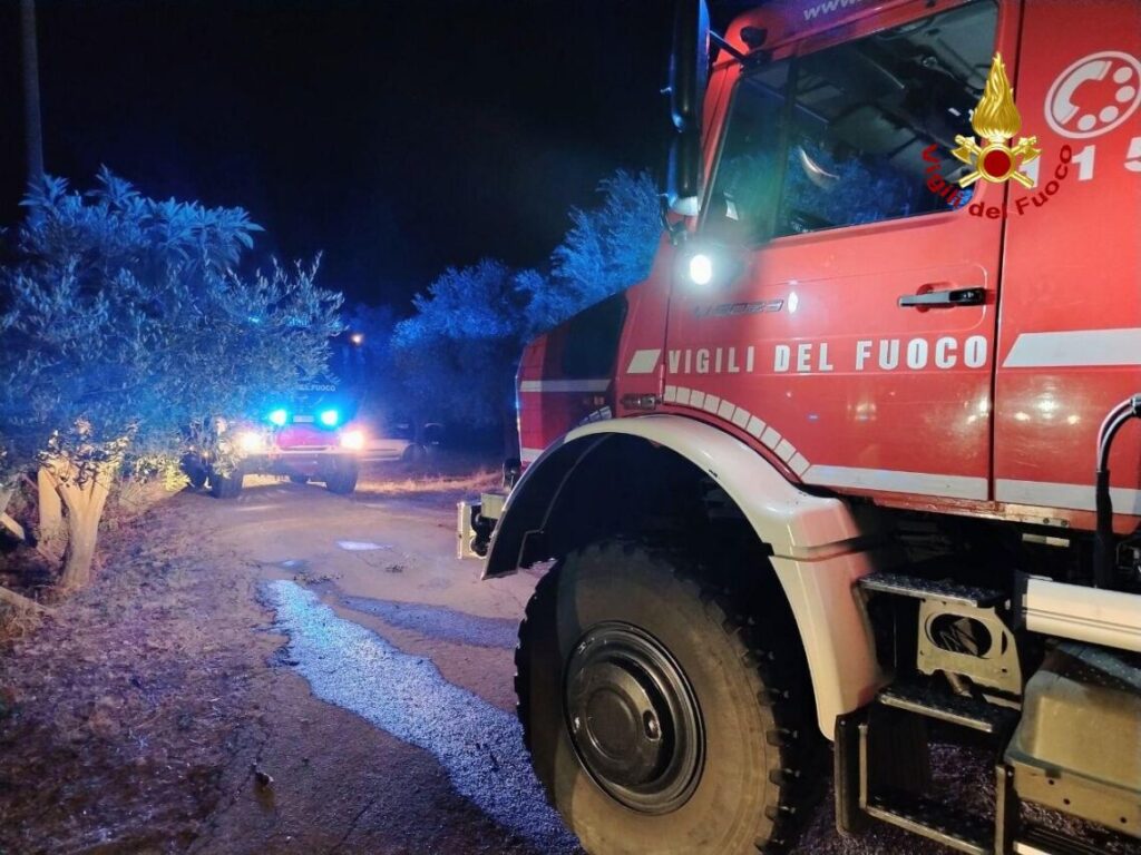 Incendio San Giacomo, operazioni di spegnimento e bonifica per tutta la notte. Interventi anche a San Martino e Mafalda