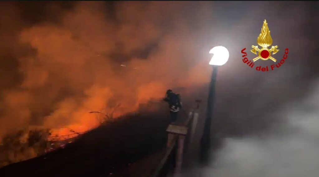 Incendio nella notte a ridosso del centro abitato, operazioni di spegnimento fino all’alba