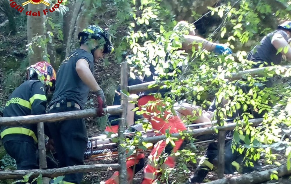 Cade durante passeggiata nei boschi, soccorso dai Vigili del Fuoco