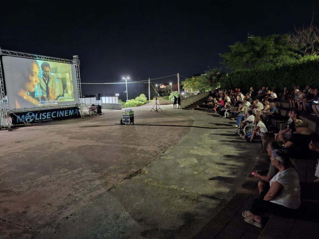 Molisecinema Tour, la tappa di Petacciato fa centro: pista di pattinaggio gremita per “Oi vita mia”