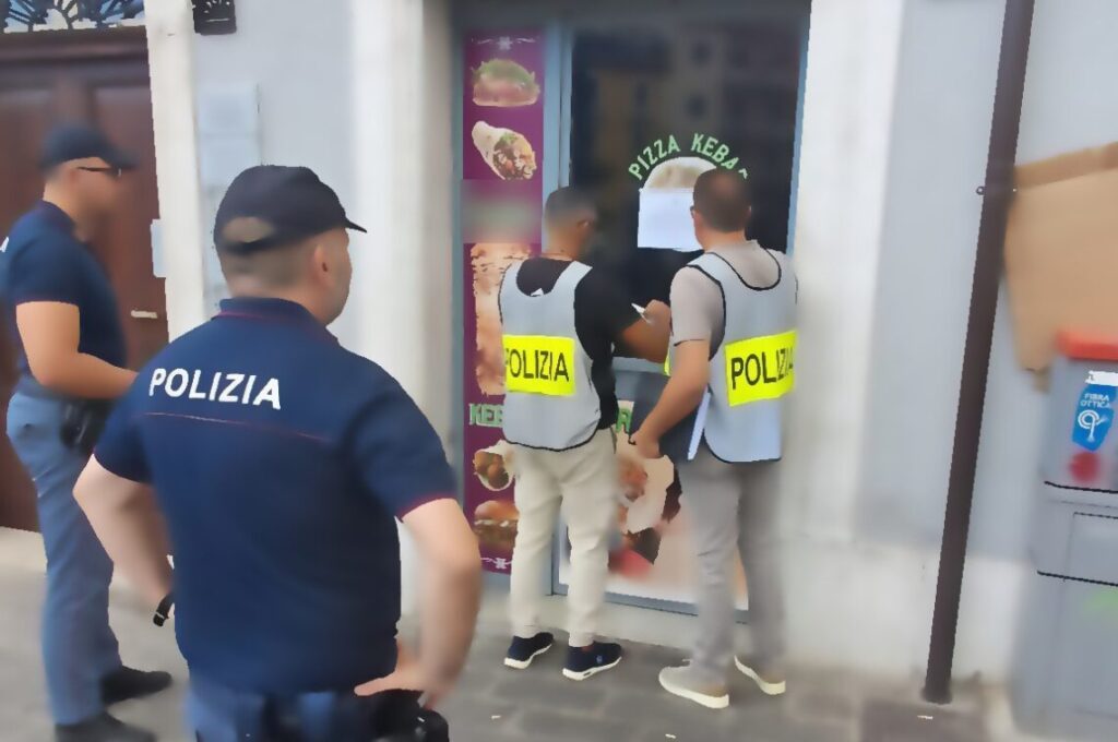 Vendeva pizza e kebab senza autorizzazioni amministrative, chiuso locale del centro