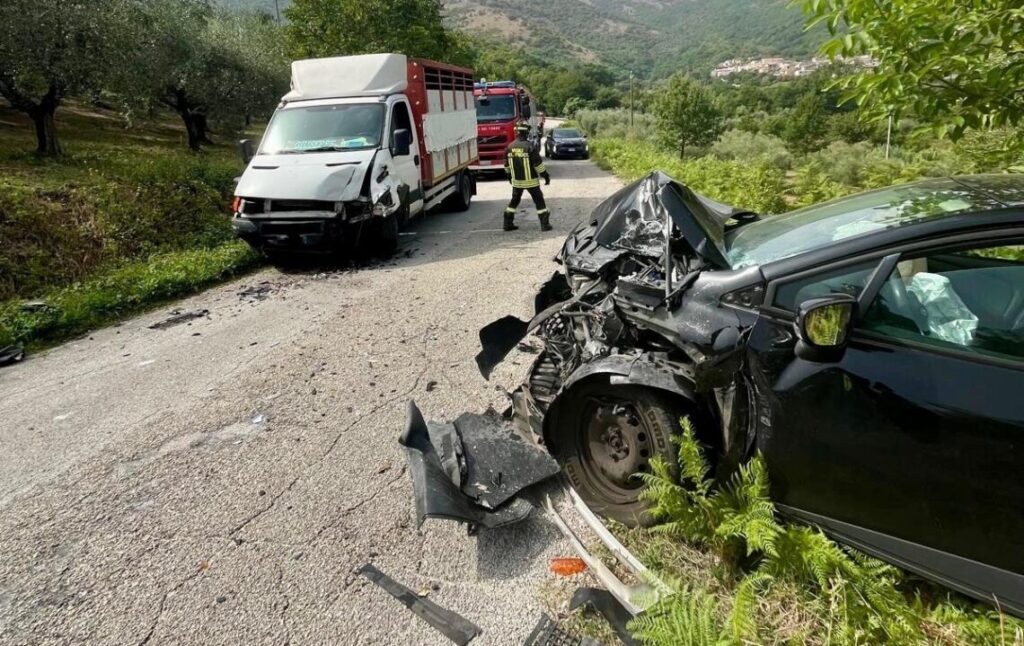 Violento frontale tra auto e camioncino, un ferito
