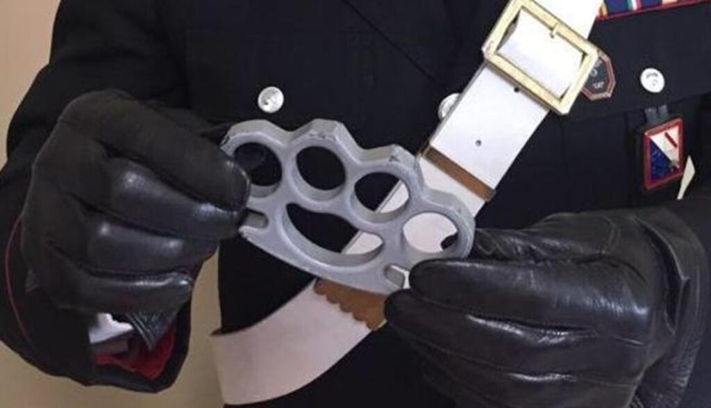 Colpisce al volto l’ex fidanzata e il nuovo compagno con un tirapugni, in carcere 21enne