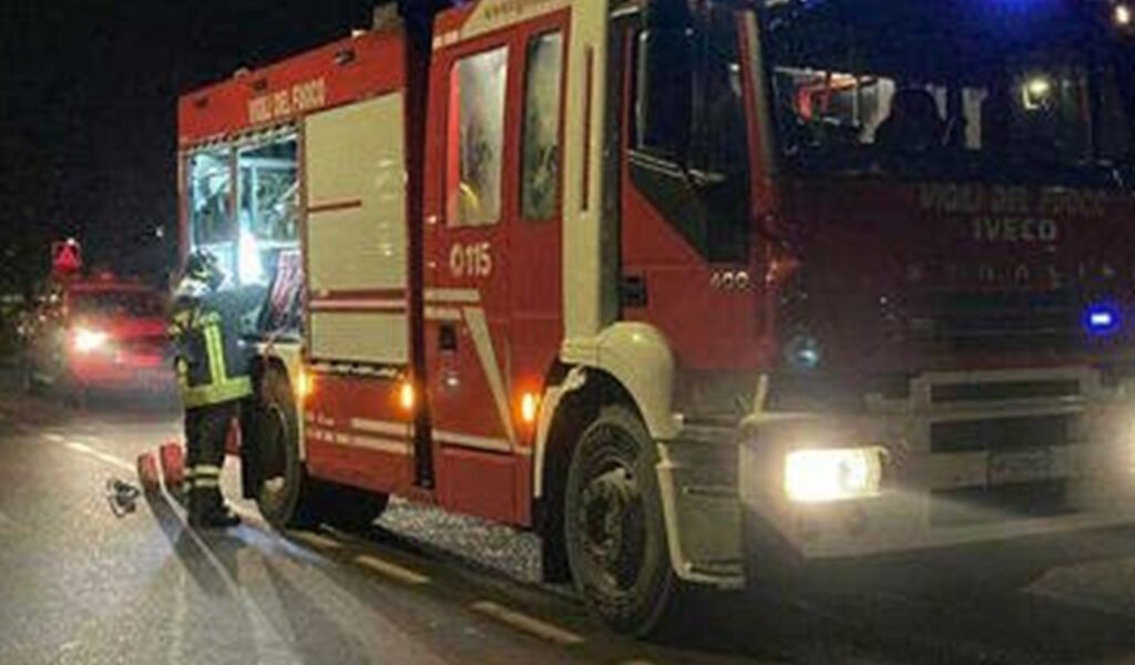 Auto si ribalta sulla Statale 87, paura per il giovane conducente. Traffico in tilt