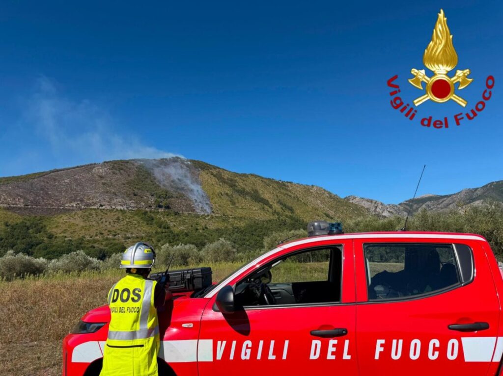 Vasto incendio a Ceppagna, in azione squadre a terra e due velivoli Fire Boss