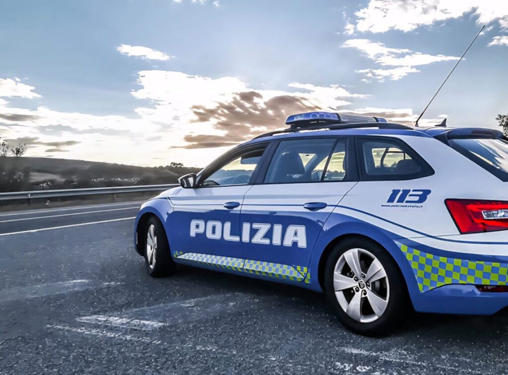 Tenta truffa dello specchietto in autostrada, 25enne smascherato dai poliziotti