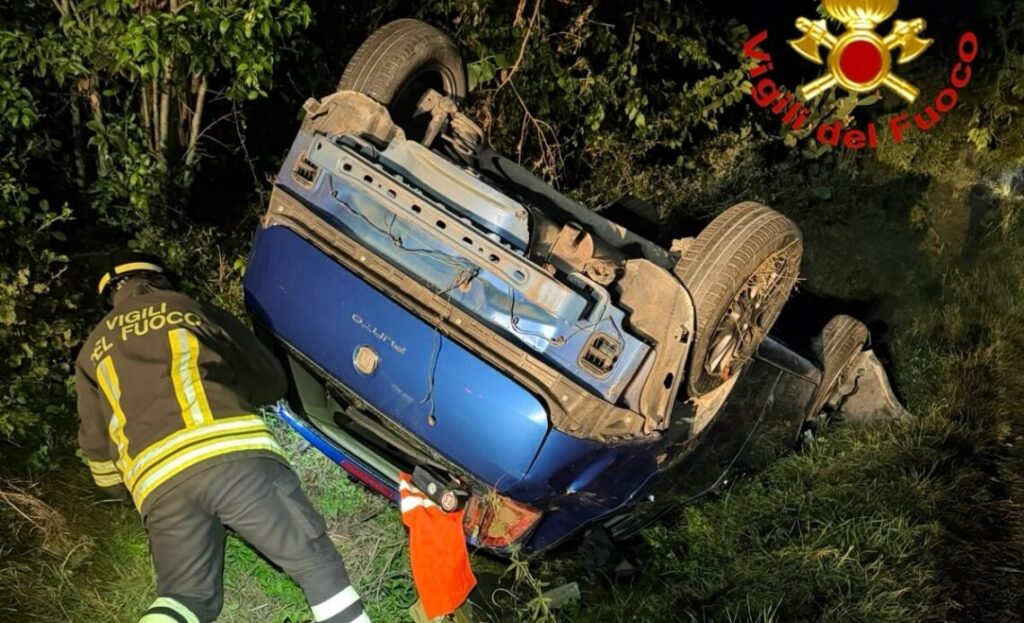 Auto si ribalta nella notte in un fossato, salvo il conducente