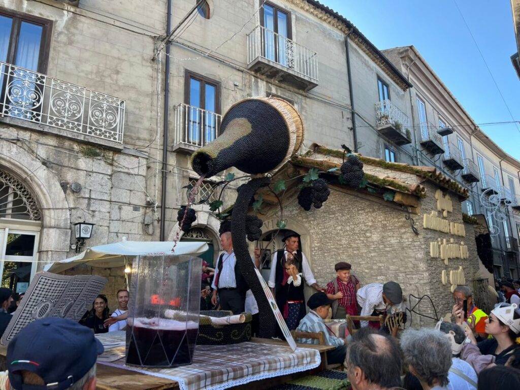 Riccia celebra l’uva e il vino, sfilata di carri e festa tra le strade del paese. FOTO