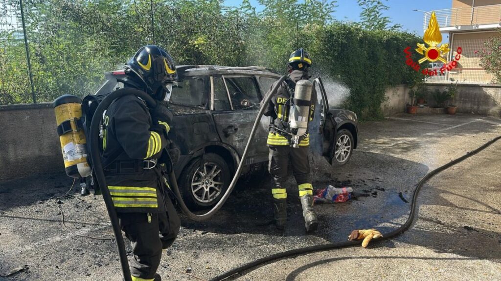 Isernia, paura nel centro abitato: auto a gasolio prende fuoco