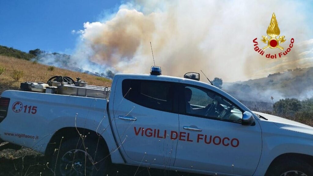 Incendi in Basso Molise, vento alimenta le fiamme: in azione anche i mezzi aerei