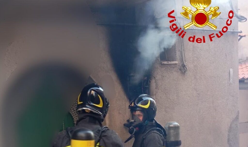 Momenti di paura in un’abitazione: a fuoco contatore elettrico, circoscritto l’incendio