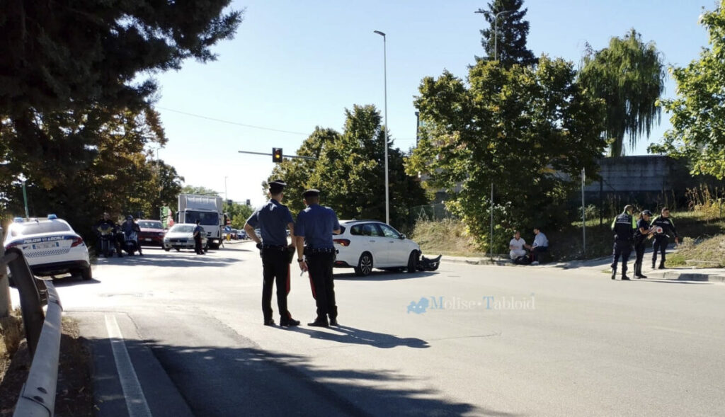 Scontro auto-moto vicino alla Caserma “Frate”, 23enne in ospedale