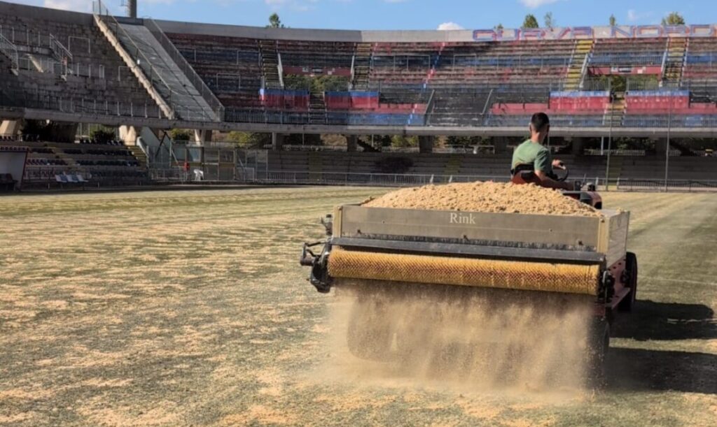 Da terreno di gioco premiato dalla Lega a campo ‘arido’: partiti i lavori di rigenerazione al Molinari