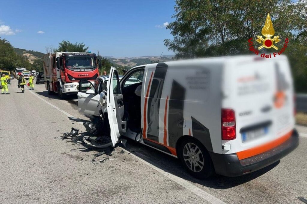 Scontro tra auto e furgoncino, due feriti in ospedale