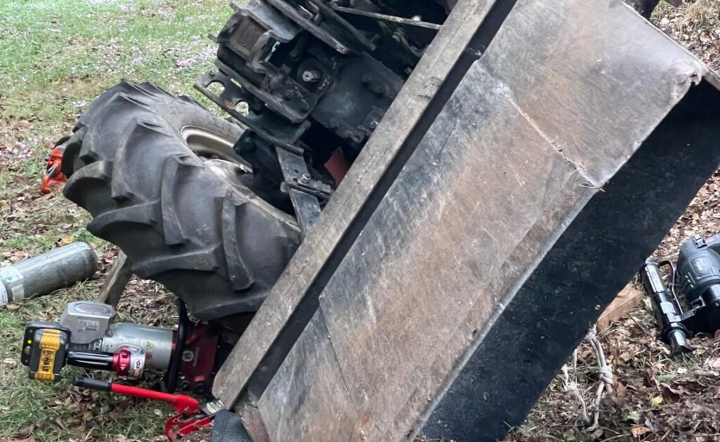 Trattore si ribalta nei campi, conducente liberato dai Vigili del Fuoco