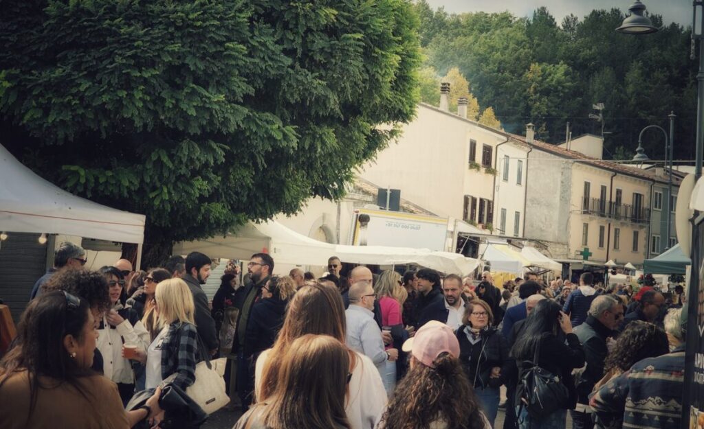 Agroecologia e nuove economie alla Festa delle Mela: dal miele millefiori allo zafferano di comunità