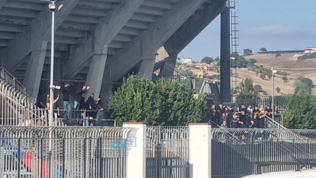 Brutta scena allo stadio: branco di imbecilli con sbarre in mano insulta e spintona gli spettatori locali davanti ai bambini