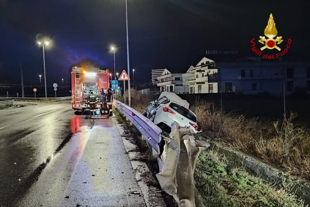 Auto urta il guardrail e finisce in un canale di scolo, conducente in ospedale