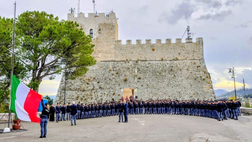 La Polizia di Stato al Castello Monforte: il Tricolore degli Allievi Vice Ispettori nel cuore della città