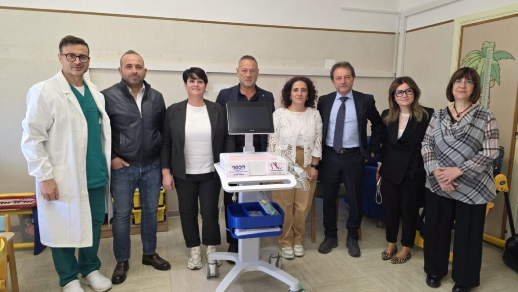 Elettrocardiografo alla Pediatria del Cardarelli: il gesto d’amore della comunità “Santa Rita” nel ricordo di Daniele Landolfi