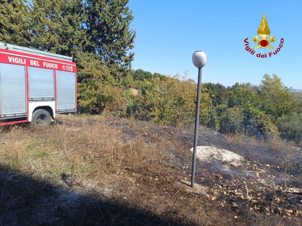Serie di incendi in provincia di Campobasso: fiamme vicino alle abitazioni, impegnati 20 uomini del 115