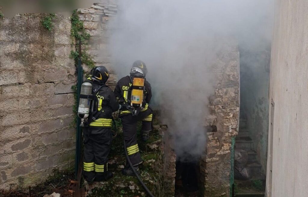 Incendio in una casa abbandonata del paese