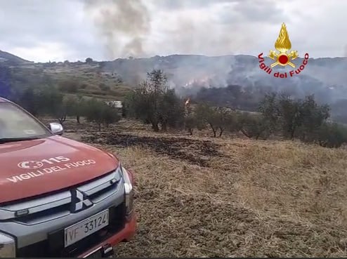 Incendio alle porte del paese, fiamme nel bosco di Guardialfiera