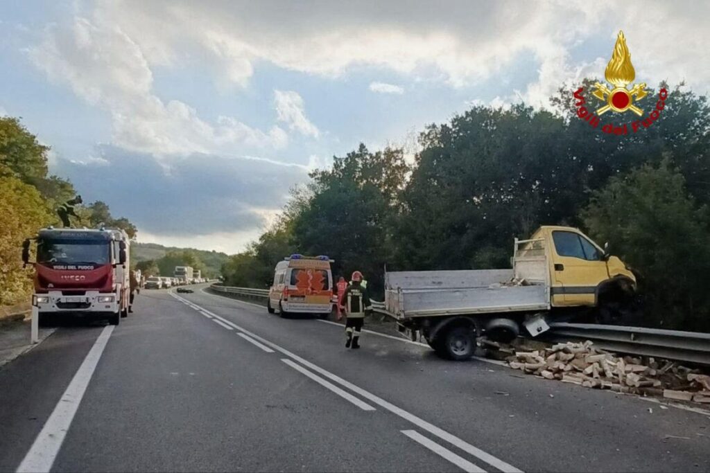 Doppio incidente sulla Bifernina: autocarro contro guardrail, motociclista scivola su carico di legna caduto dal mezzo